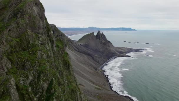 Slow Motion Wide Drone Shot Vestrahorn Mountain Coastline Beach Sea — Vídeo de Stock