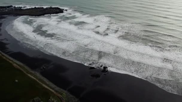 Slow Motion Panning Wide Drone Flight Waves Surf Black Sand — Wideo stockowe