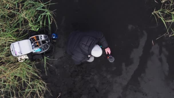 Zlanda Kara Kum Sahili Nde Acılı Çeceği Hazırlayan Çömelmiş Adamın — Stok video