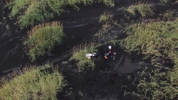 Lucing Slow Motion Drone Flight Crouching Man Przygotowuje Gorący Napój — Wideo stockowe