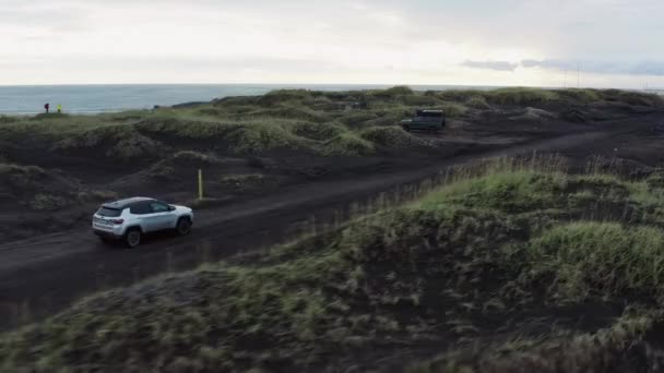 Široké Sledování Drone Flight Car Driving Dirt Track Road Icelandic — Stock video