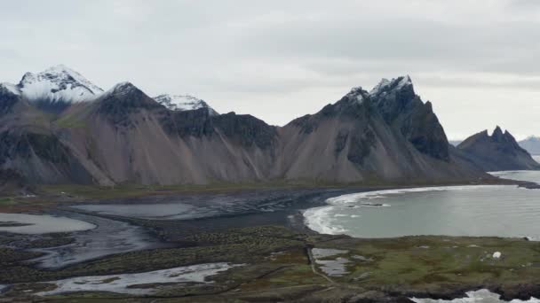 Wide Slow Motion Drone Vlucht Black Sand Beach Vestrahorn Mountain — Stockvideo