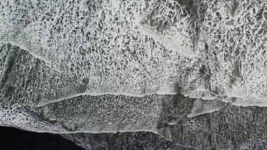 İzlanda, Siyah Kum Sahilinde Beyaz Sörf Üzerine Yavaş Hareketli Drone