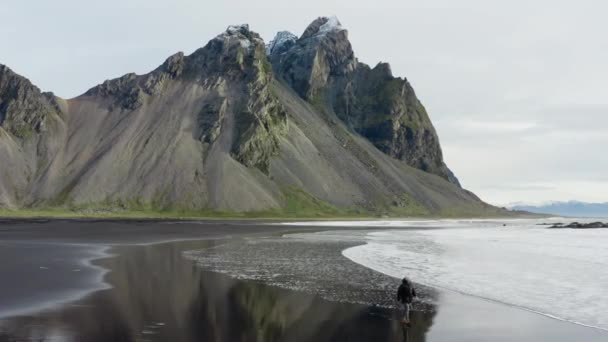 Strzał Drona Człowieka Plaży Black Sand Walking Tide Comes Vestrahorn — Wideo stockowe