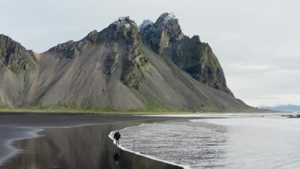 해변을 사람의 타이드와 아이슬란드 산으로 — 비디오