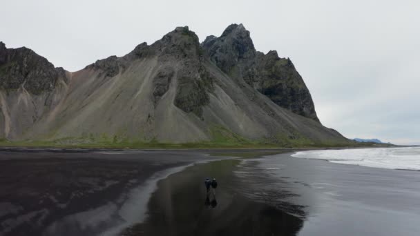 Vol Drone Ralenti Tracer Deux Hommes Marchant Long Plage Sable — Video