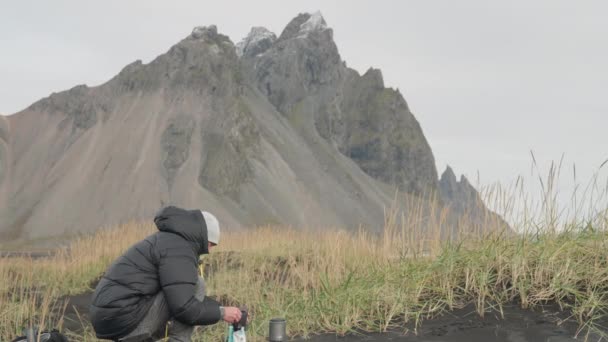 Zlanda Vestrahorn Dağı Nın Eteğindeki Vahşi Doğada Sıcak Içeceği Hazırlayan — Stok video