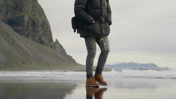 Śledzenie Slow Motion Medium Shot Hiker Backpack Walking Black Sand — Wideo stockowe