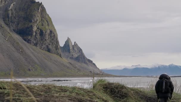 Static Slow Motion Wide Shot Hiker Tripod Backpack Walking Beach — Stock Video