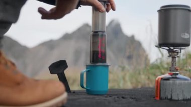 Siyah Kum Sahilinde Kahve Hazırlayan Adam