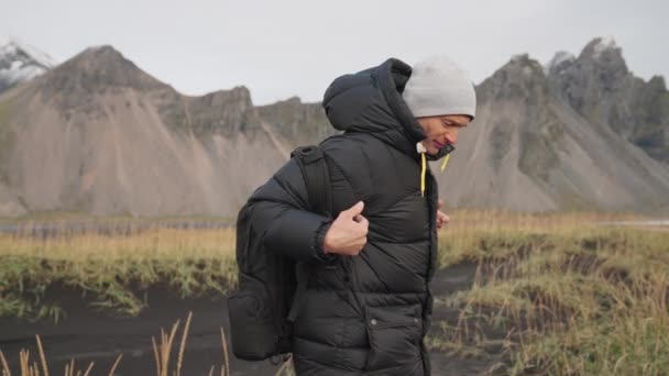 Man leteszi hátizsák Black Sand Beach — Stock videók