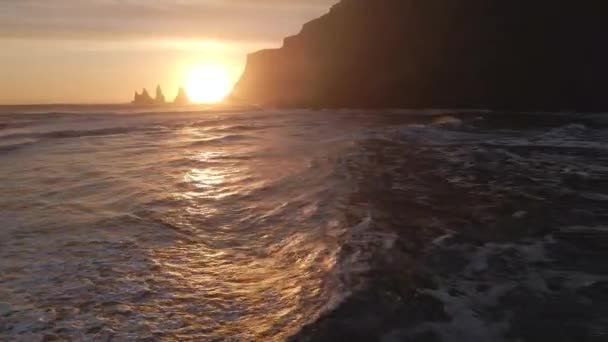 Drone vers Reynisdrangar Sea Stacks au coucher du soleil — Video