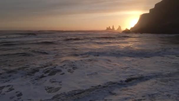 레이네스 드라간 해를 향하여 떨어지는 드론 — 비디오