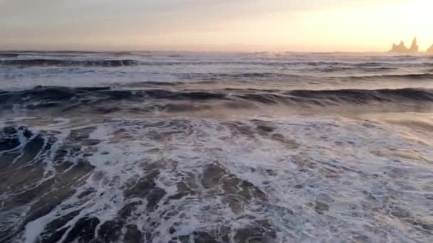 Drone sobre surf na praia com Reynisdrangar Sea Stacks — Vídeo de Stock