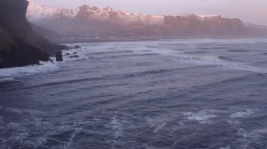 Deniz aşırı drone Sunlit 'e doğru, Karla kaplı dağlara doğru