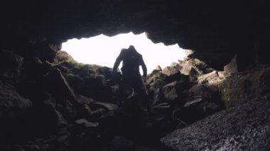 Uzun Ceketli Adam 'ın Geniş Kapalı Yavaş Çekimi