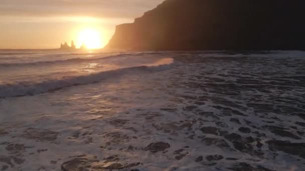 Drone w kierunku Reynisdrangar Sea Stacks o zachodzie słońca — Wideo stockowe