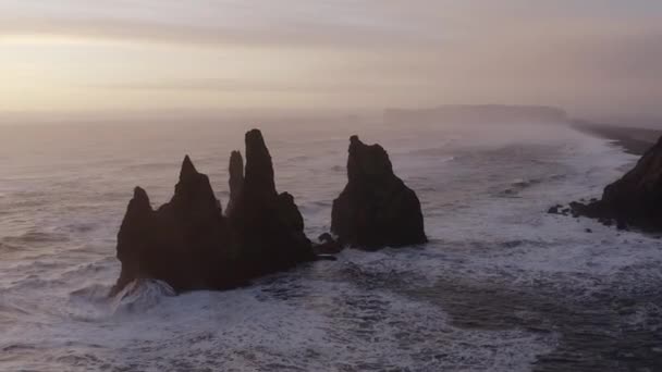 Drone Πάνω από Reynisdrangar θάλασσα στοίβες στο ηλιοβασίλεμα — Αρχείο Βίντεο