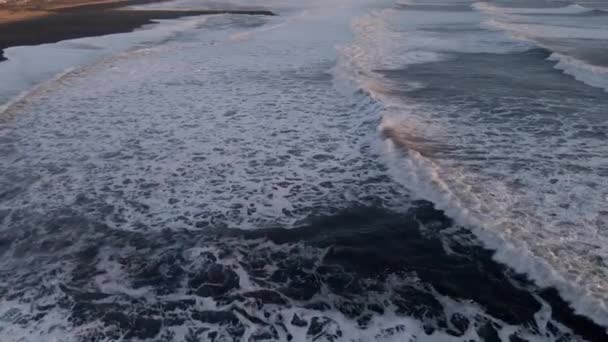 Κηφήνας πάνω από κύματα κινείται προς την παραλία στο ηλιοβασίλεμα — Αρχείο Βίντεο