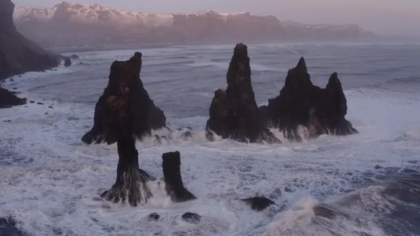 Dron nad Reynisdrangar moře stohy při západu slunce — Stock video
