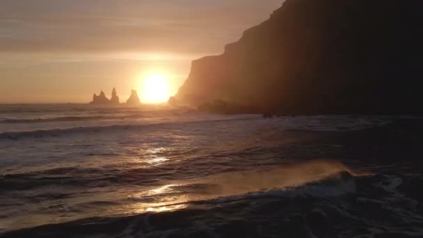 Drone Προς Reynisdrangar θάλασσα στοίβες στο ηλιοβασίλεμα — Αρχείο Βίντεο