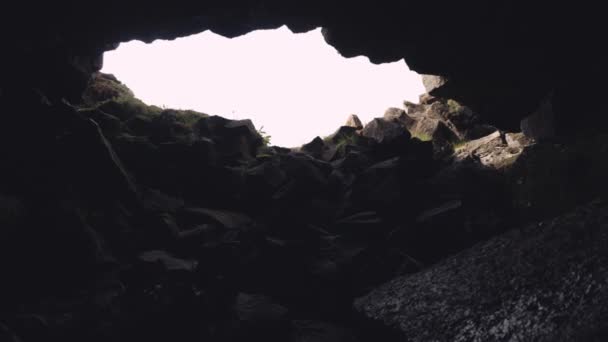 Céu visto da entrada da caverna rochosa — Vídeo de Stock