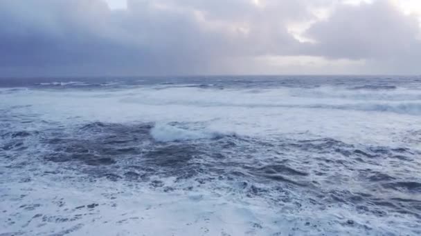 Drone Πάνω από τη θάλασσα Προς Reynisdrangar Στοίβες Θάλασσα — Αρχείο Βίντεο