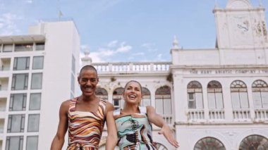 Moda mankenleri Parlak Kıyafetlerle Şarkı Söylüyor ve Dans Ediyor