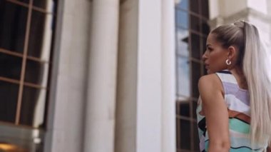 Sarışın Atkuyruklu Kadın Şık Giyinen Gülümseyen Kadın