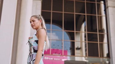 Sarışın At Kuyruklu Kadın Moda Giyimli Kameraya Poz Veriyor