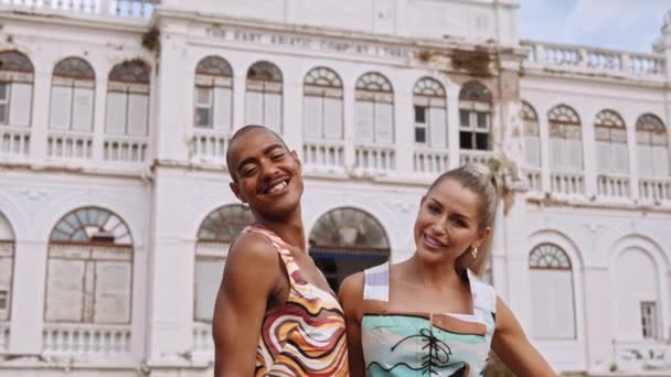 Modelos de moda sonriendo juntos en ropa brillante — Vídeo de stock