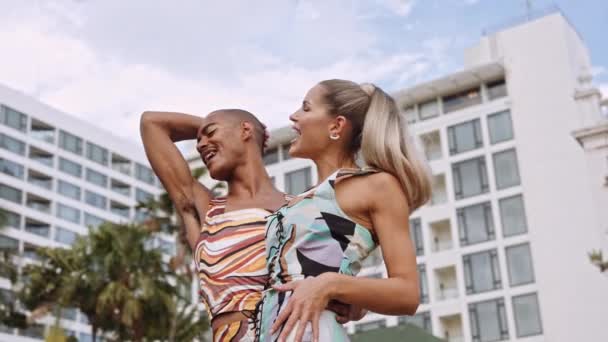 Modelos de moda cantando y bailando juntos en ropa brillante — Vídeo de stock