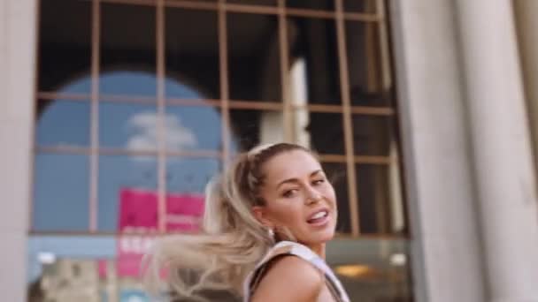 Weibliches Mode-Model tanzt und dreht mit blondem Pferdeschwanz — Stockvideo