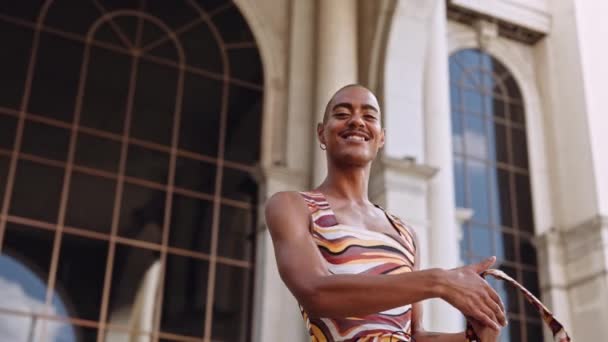 Homme avec moustache et tête rasée dans des vêtements à la mode lumineux — Video