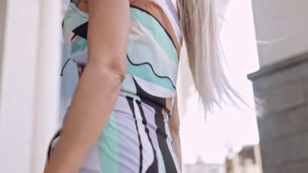 화려 한 색깔의 옷을 입고 도시를 걷는 여자 — 비디오