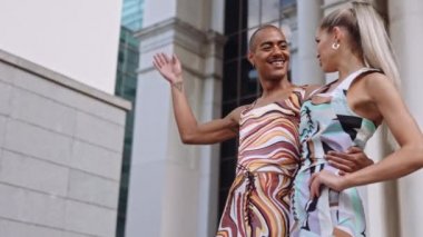 Parlak Renkli Giysilerle Birlikte Gülümseyen Moda Modelleri