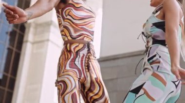 Moda Modelleri Parlak Renkli Kıyafetlerle Birlikte Dans Ediyor