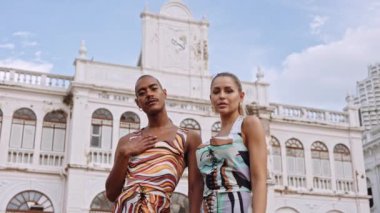 Moda Modelleri Parlak Kıyafetlerle Birlikte Gülümsüyor