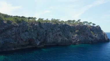 Kayalık Kıyı Boyunca İnsansız Hava Aracı İbiza 'nın Derin Mavi Denizi