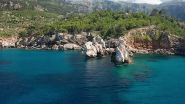 Mavi Deniz 'in üzerinden İbiza' nın Kayalıklarına ve sahillerine doğru insansız hava aracı