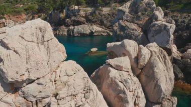 Kayaların Üzerindeki İHA Deniz Koyu ve Kıyı Şeridi