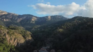 İnsansız hava aracı Vadi üzerinde ve Dağ 'a doğru gidiyor.