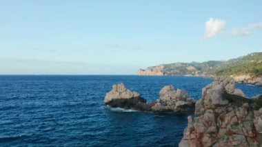 İbiza 'nın Rocky kıyı şeridi boyunca Mavi Deniz üzerinde İHA uçuşu