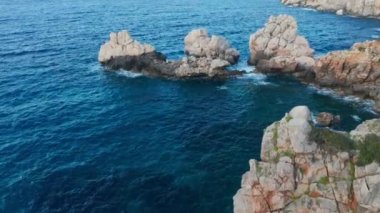 Mavi Akdeniz 'deki Açık Deniz Kaya oluşumları üzerinde İHA