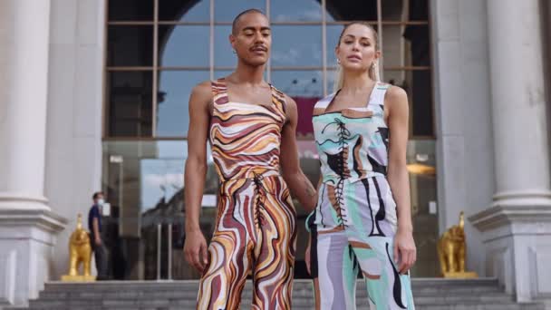 Modelos de moda posando juntos en ropa de colores brillantes — Vídeo de stock