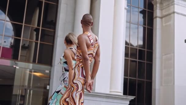 Modelos de moda bailando juntos en ropa de colores brillantes — Vídeo de stock