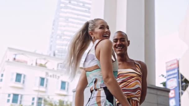 Divatmodellek táncolnak együtt ragyogóan színes ruhában — Stock videók