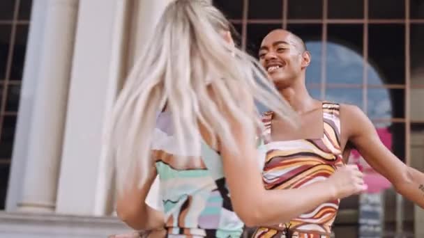 Fashion modeller danser sammen i farvestrålende tøj – Stock-video