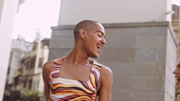 Модные модели танцуют вместе в ярко окрашенной одежде — стоковое видео