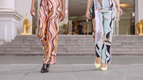 Μοντέλα που περπατούν μαζί με έντονα χρωματιστά ρούχα και τακούνια — Αρχείο Βίντεο